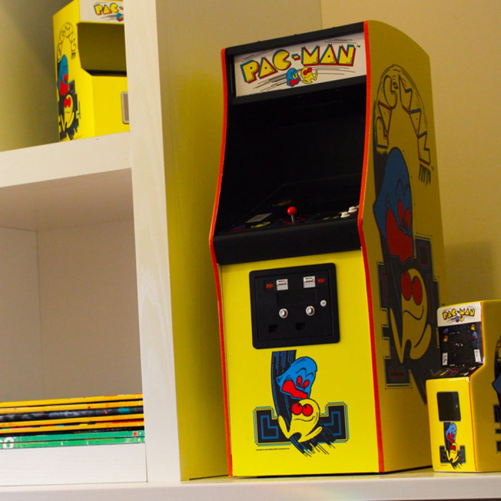 Появился 43-сантиметровый аркадный автомат с Pac-Man за 11 000 рублей. И на нём можно играть!