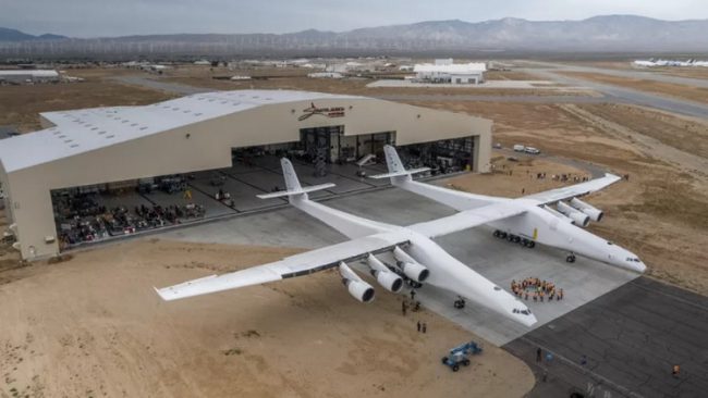 Компания Stratolaunch в довесок к самому большому самолету создаст три ракеты и космоплан