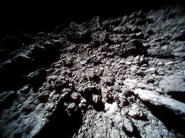 Японское космическое агентство показало новые изображения с поверхности астероида