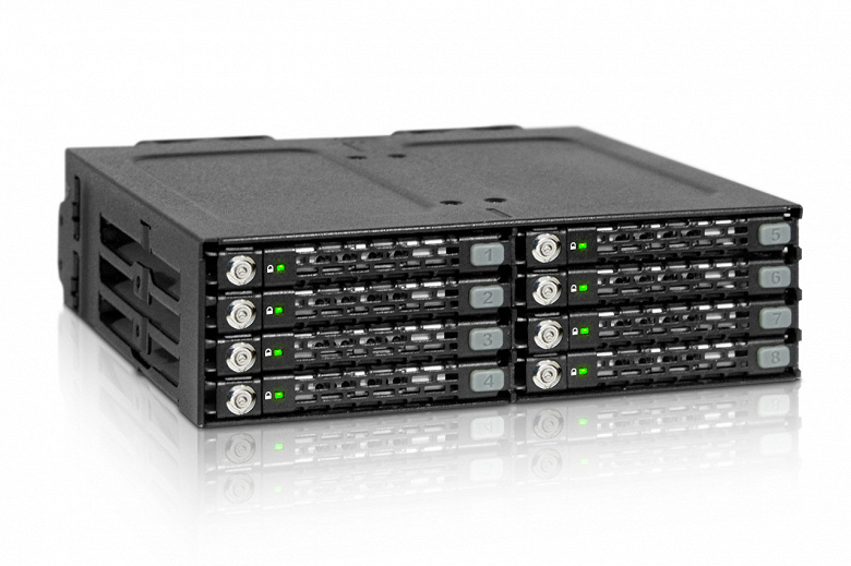 Каждый из восьми накопителей в корзине Icy Dock ToughArmor M998SK-B блокируется отдельным замком