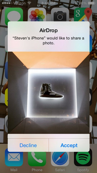 Технологию Apple AirDrop используют для отправки непристойных фотографий