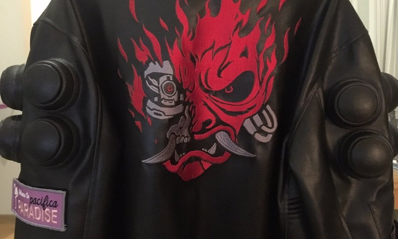 Сотруднику CD Projekt Red подарили куртку из Cyberpunk 2077 за 10 лет работы