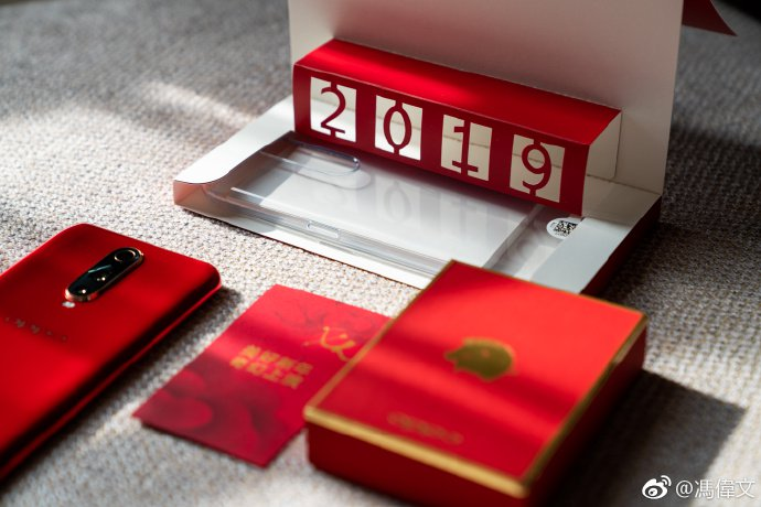 Oppo выпустила смартфоны с золотыми логотипами свиней