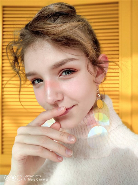 Опубликованы фото, сделанные фронтальной камерой смартфона Lenovo Z5s, а также изображение его фронтальной панели и все варианты цвета корпуса