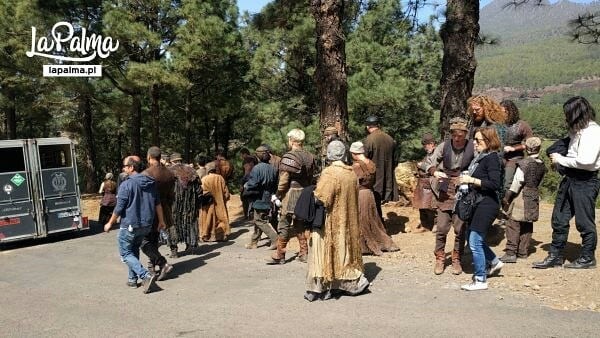 На новые фотографии со съемок «Ведьмака» попали массовка и Трисс