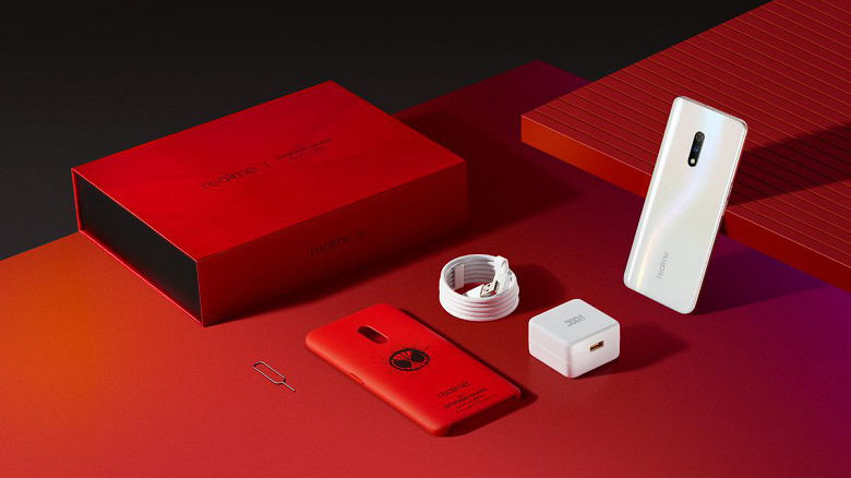 Фотографии содержимого Realme X Spider-Man: Far From Home Special Edition