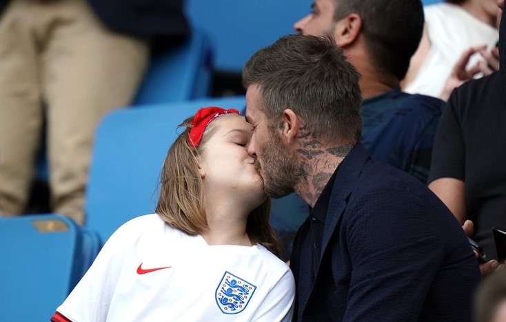 Дэвид Бекхэм на заполненном стадионе нежно поцеловал в губы 7-летнюю дочь, мечтающую о футболе