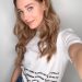 Елена Темникова продаёт поклонникам возможность сфотографироваться с ней, а также выйти на сцену во время концерта Елена Темникова продаёт поклонникам возможность сфотографироваться с ней, а также выйти на сцену во время концерта