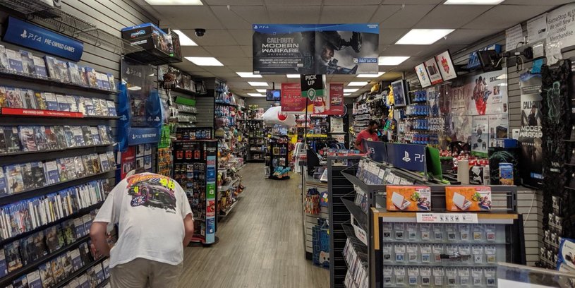 Крупнейший игровой ритейлер GameStop закрывает сотни магазинов