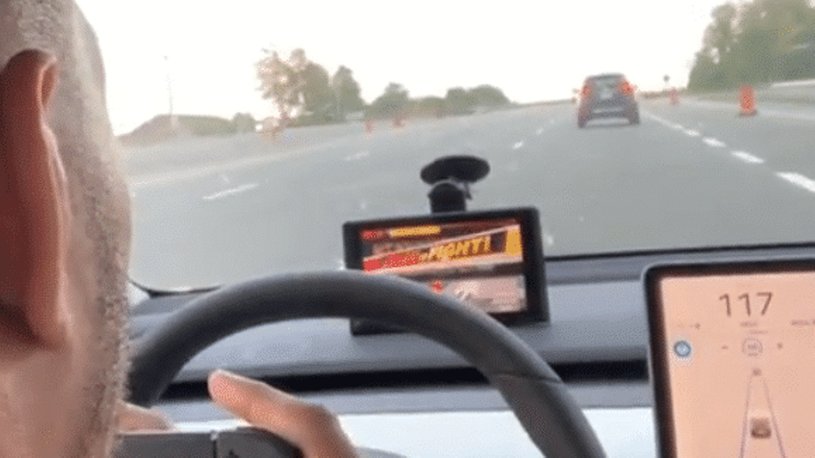 Боец UFC играл в Super Smash Bros. Ultimate с включенным автопилотом на Tesla