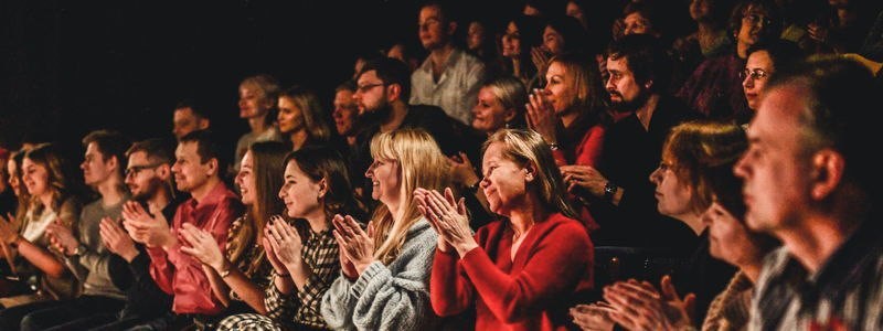 Рецензия на спектакль «Ирландец», ТРУ Театр. Ирландия не такая уж дыра