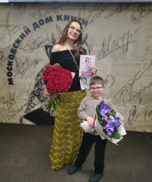 "Пусть ему будет хорошо": Эвелина Блёданс со слезами проводила в школу своего сына Семёна