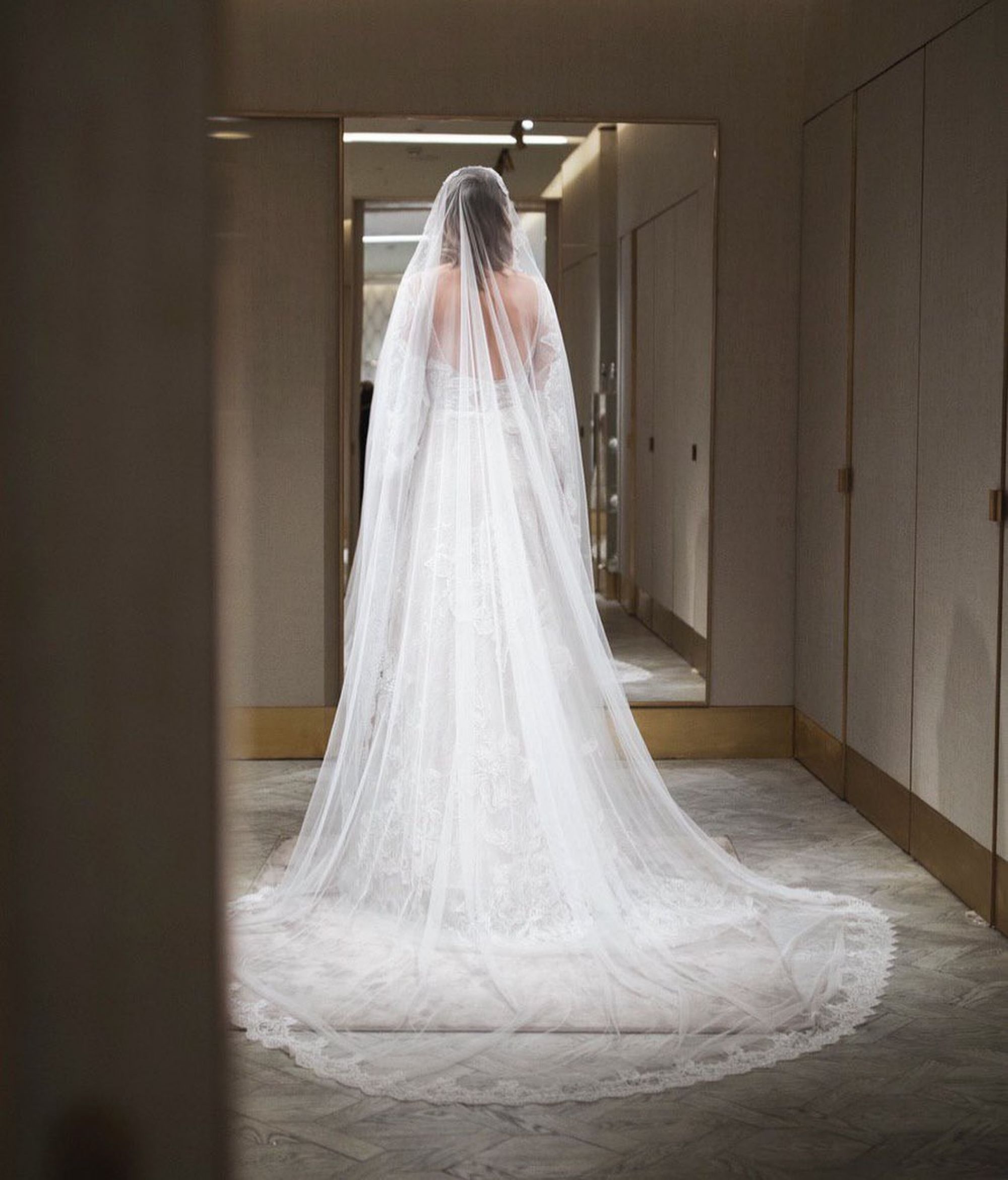 "Я готова к главному Дню": Ксения Собчак показалась в шикарном платье в день свадьбы с Константином Богомоловым