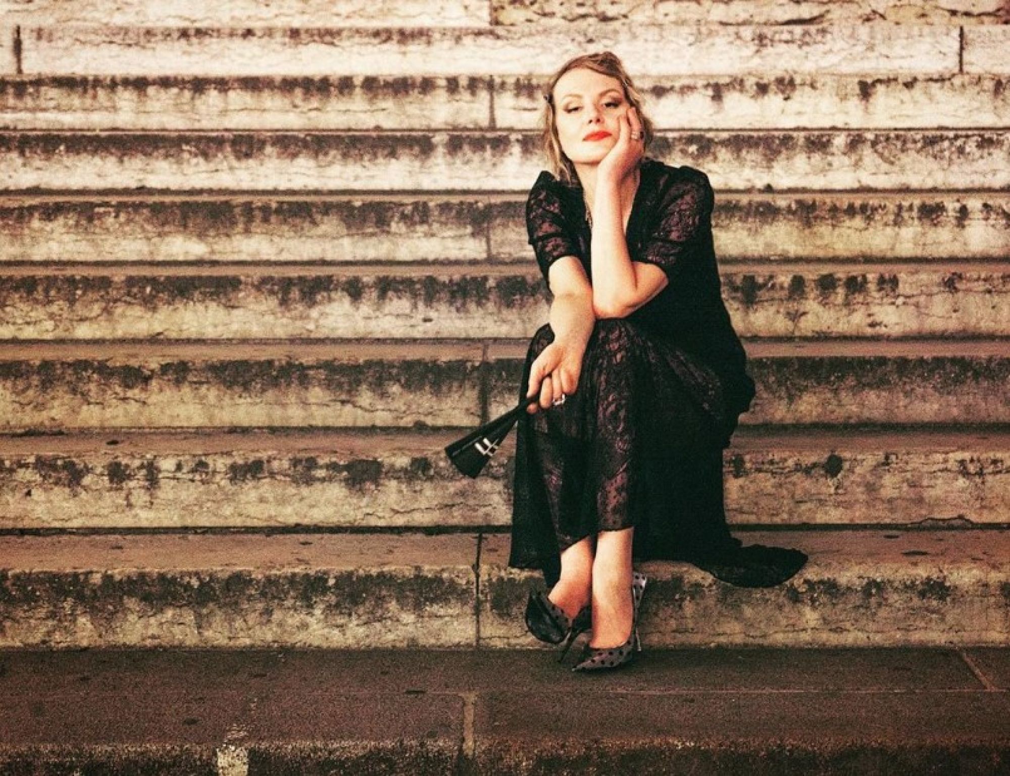 Чёрная королева: Рената Литвинова восхитила поклонников проходом по подиуму на модном показе в Париже