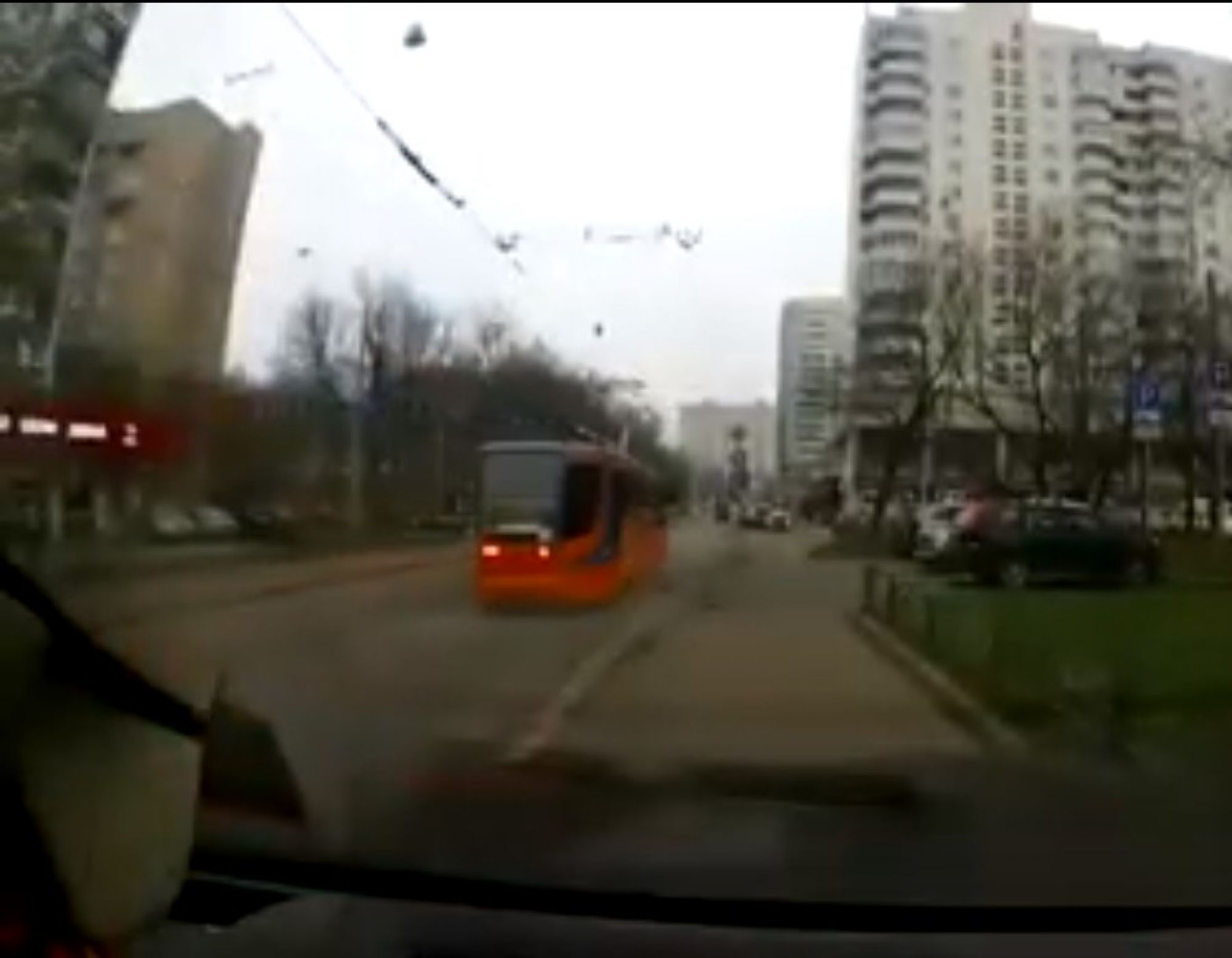 В сеть попало видео "взбесившегося" трамвая в Москве