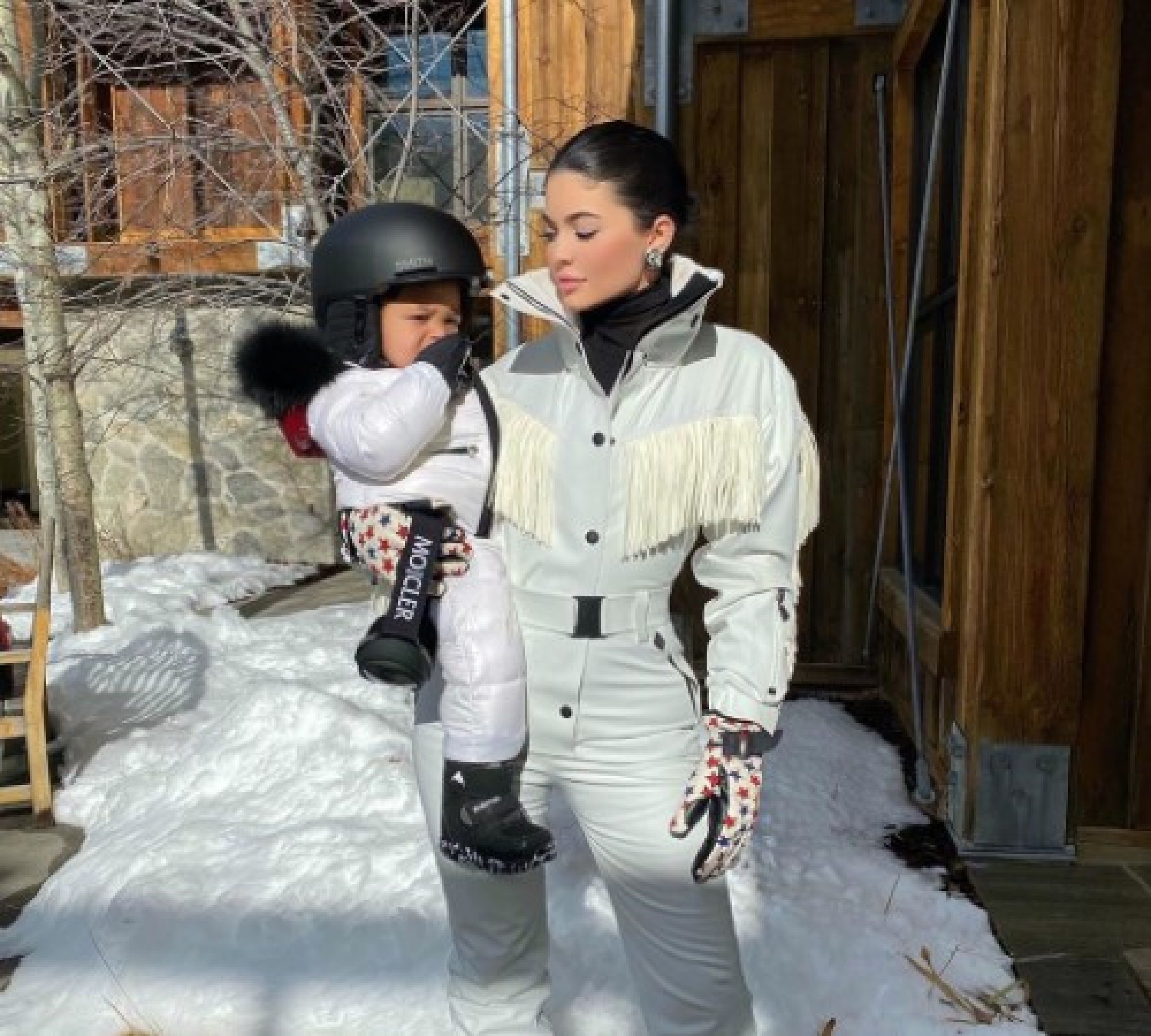 Годовалая дочь Кайли Дженнер восхитила сеть своими навыками сноубординга
