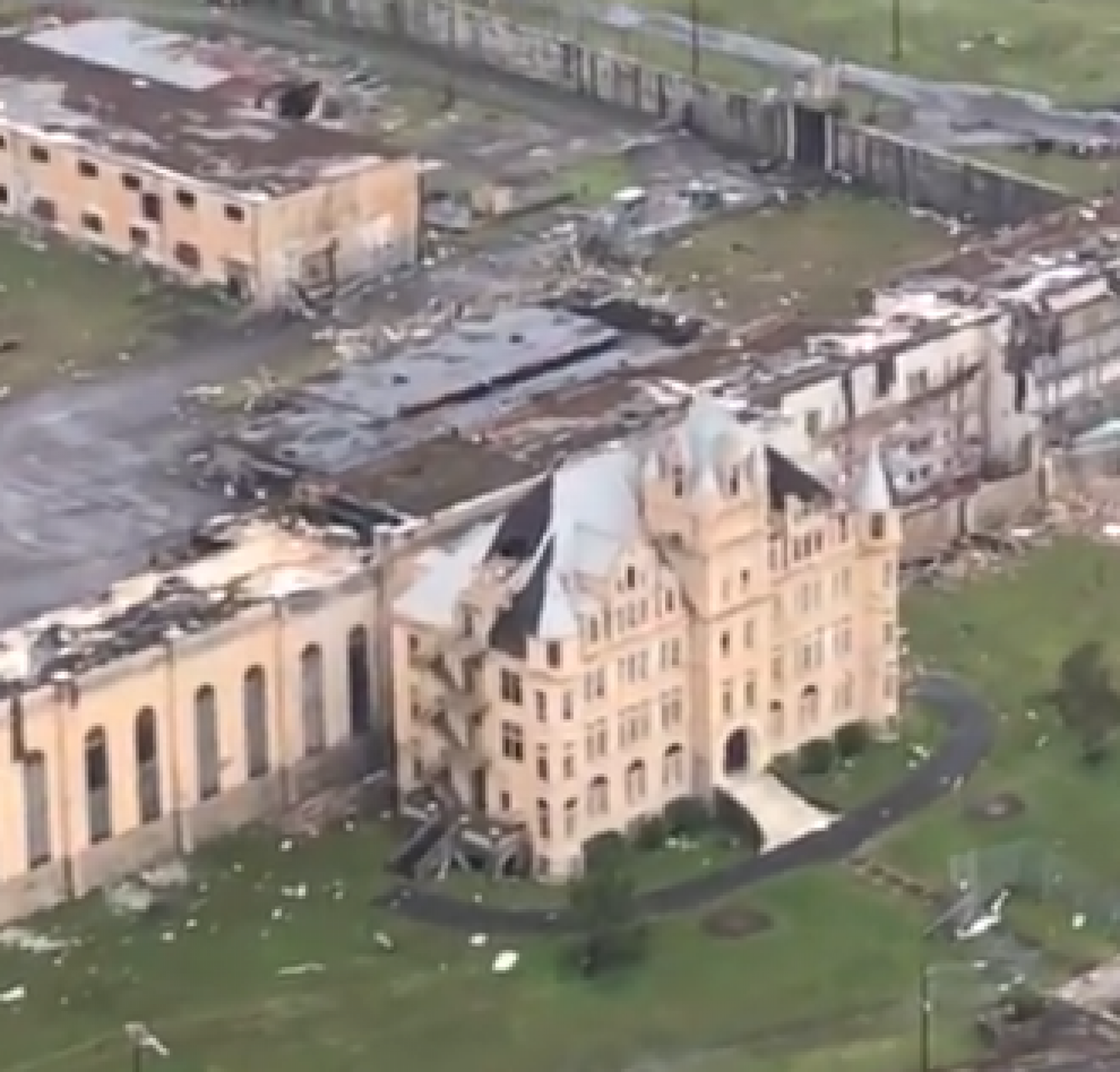 Торнадо частично разрушил тюрьму, в которой снималась «Зеленая миля»