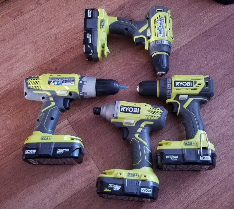 Зарядное устройство Ryobi P117 для аккумуляторов Ryobi One+ (не оригинал, да и ладно)