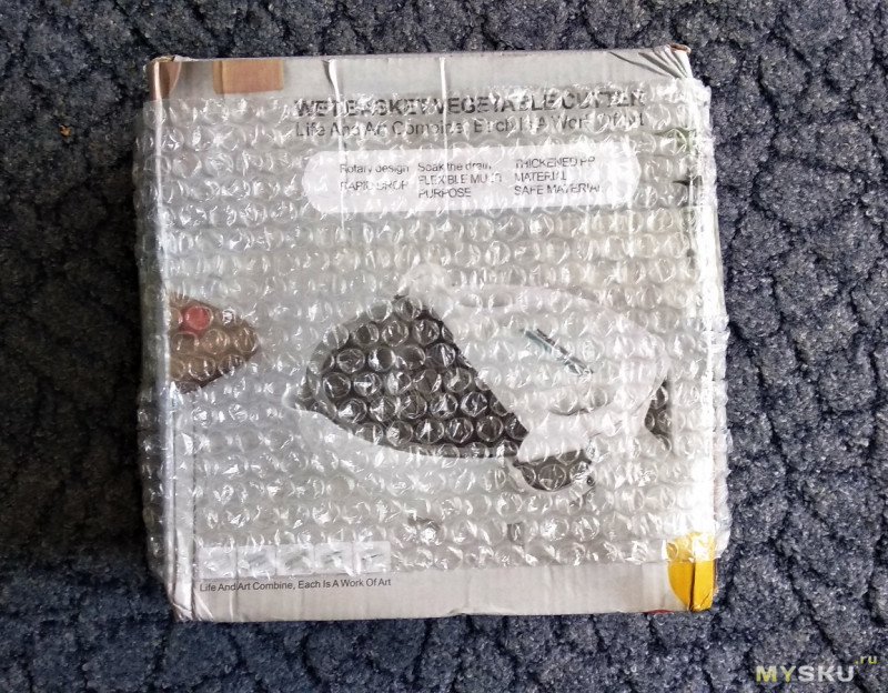 Овощерезка с несколькими насадками и дуршлагом, для слива/отжима сока. В целом неплохо.