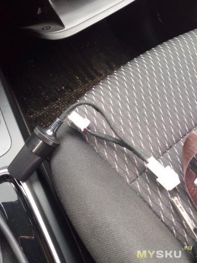 Адаптер KIA Rio X-Line в передний плафон автомобиля. Мешают провода от видеорегистратора? Уже нет. Спасибо!