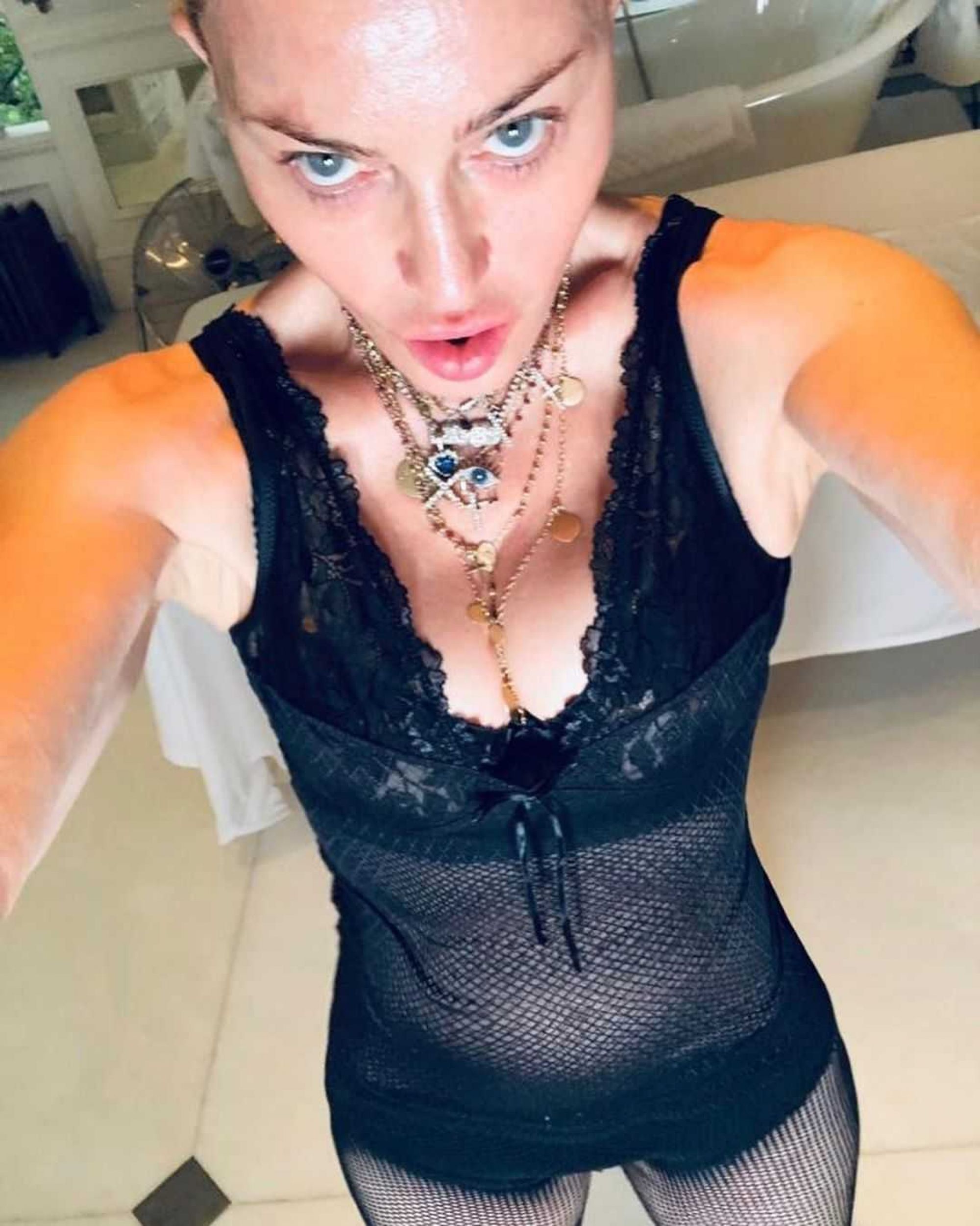 Мадонна ошарашила поклонников снимком топлес