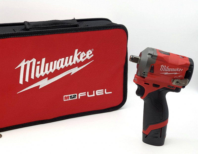 Компактный аккумуляторный гайковерт Milwaukee 2555-22 M12 Fuel Impact Wrench (1/2", 340 нм)