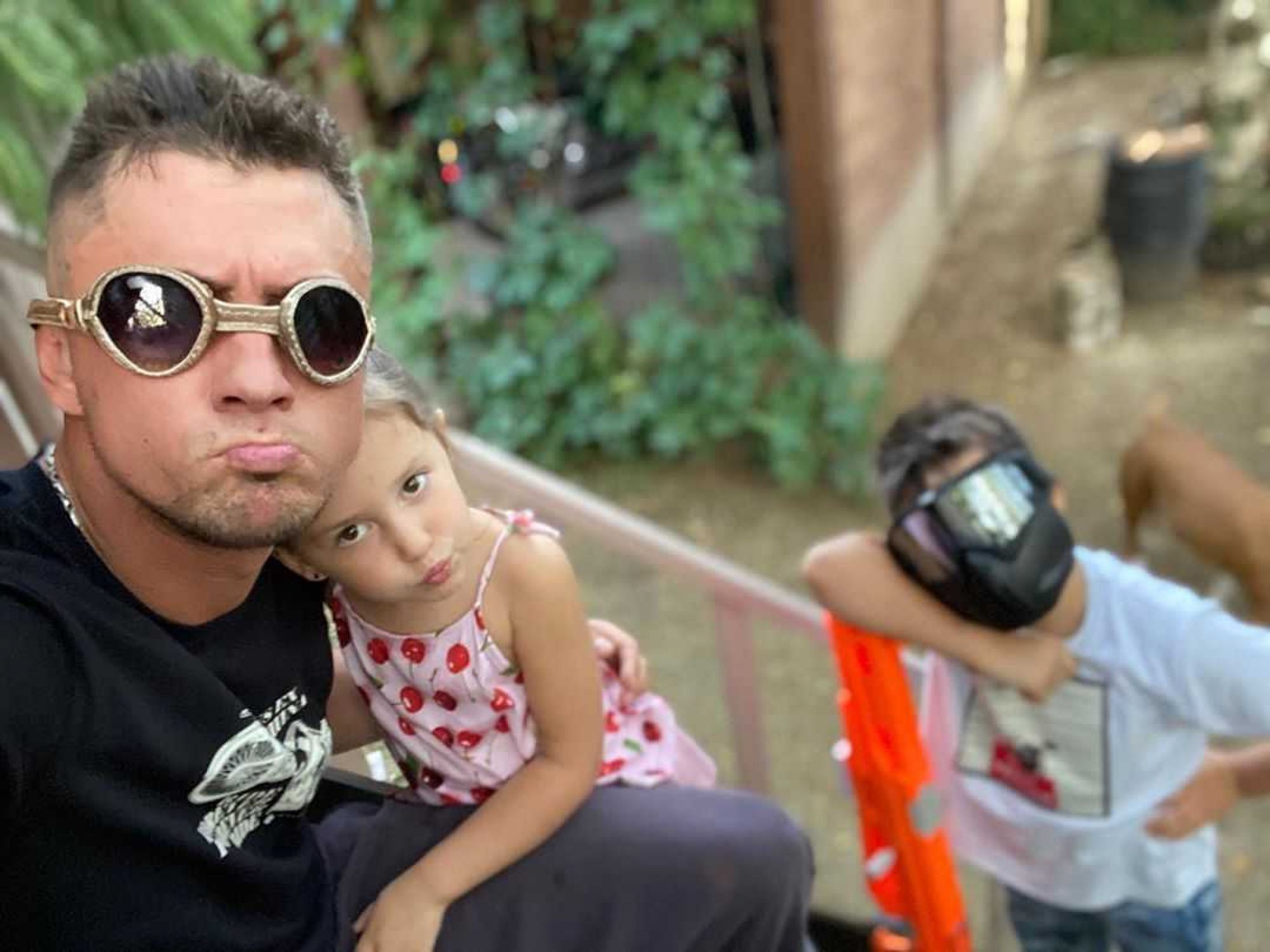 Павел Прилучный возит дочь в автомобиле без специального детского кресла
