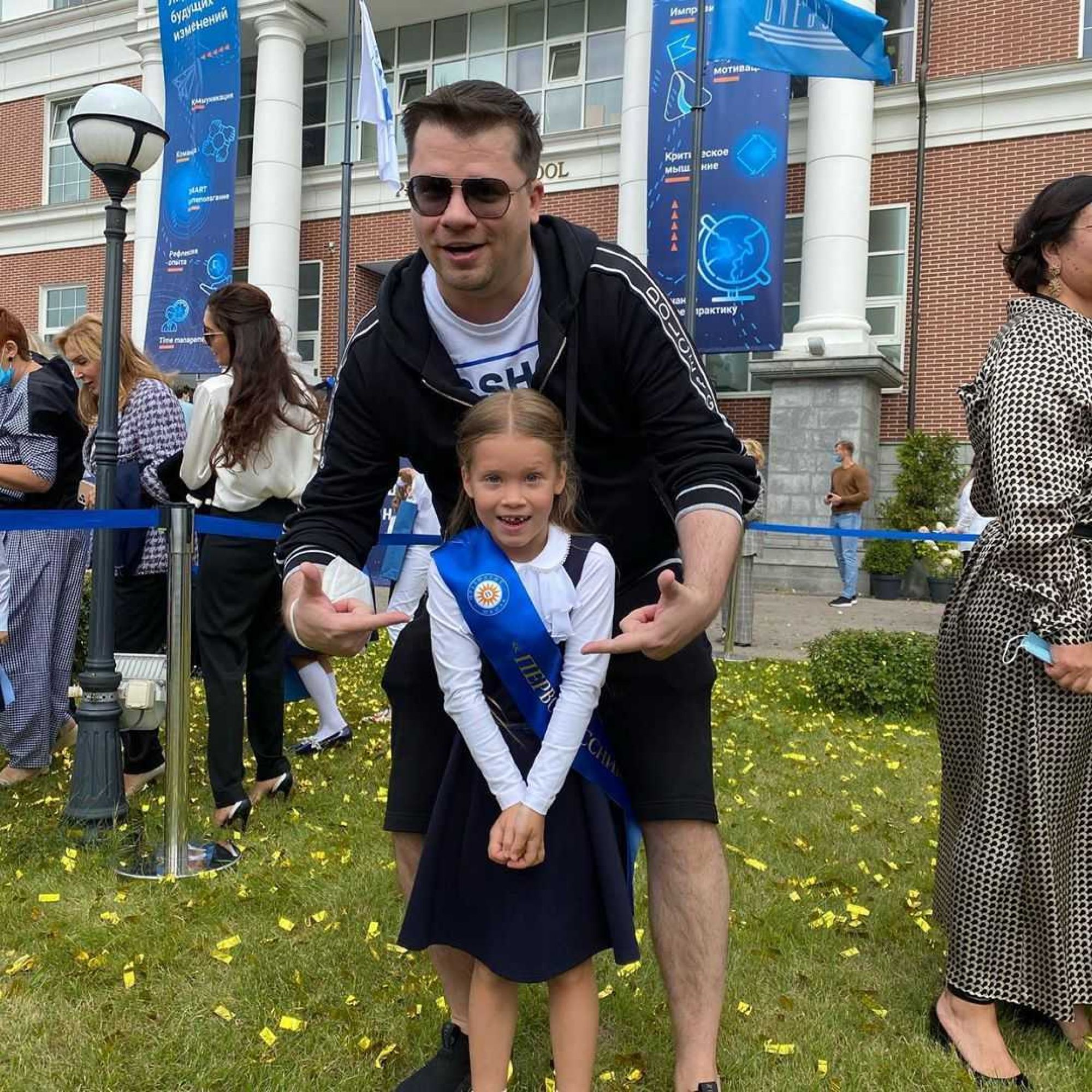 «А маме некогда!»: Гарик Харламов в гордом одиночестве отвел дочь в первый класс